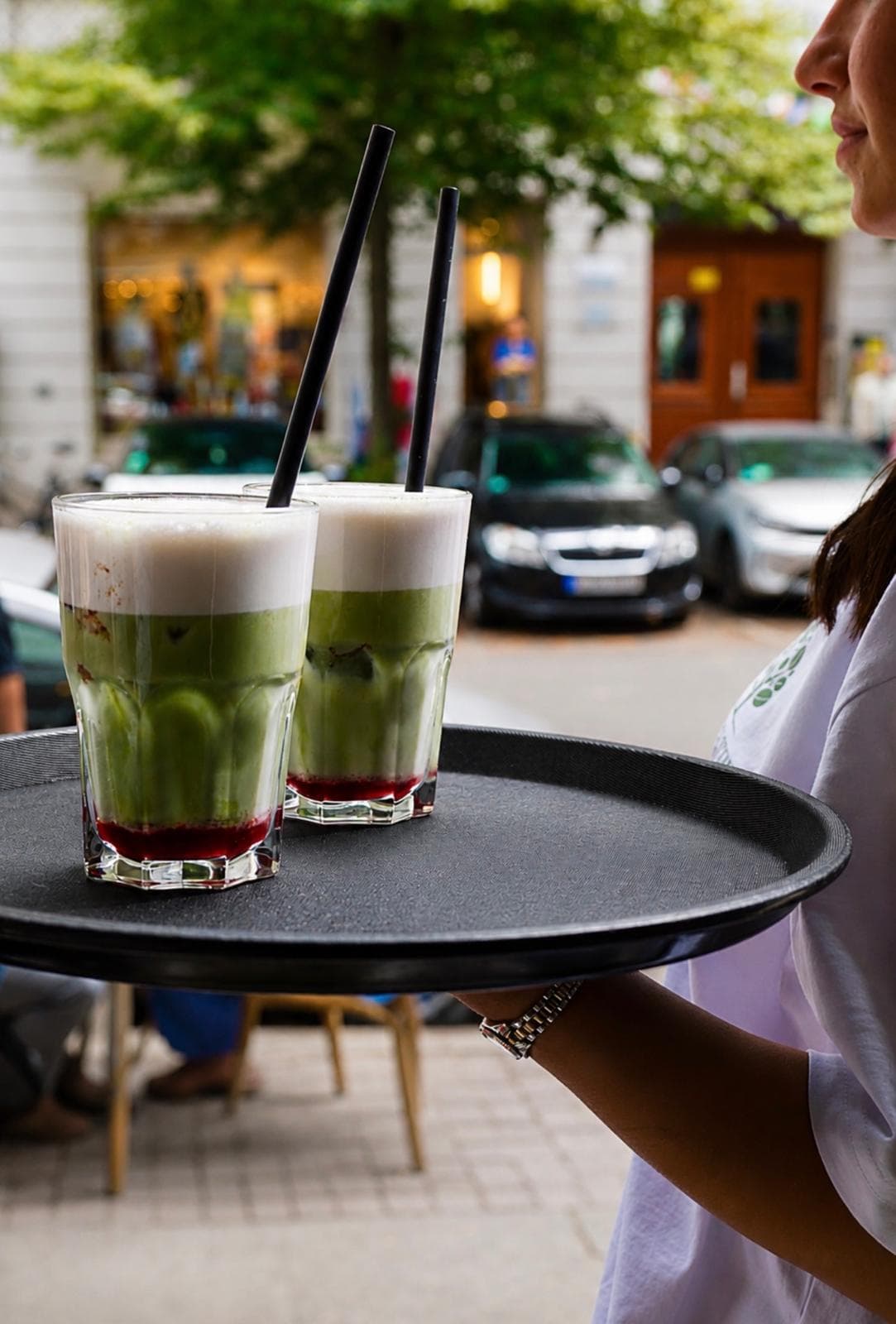 Zwei Matcha Latte auf einem Tablett