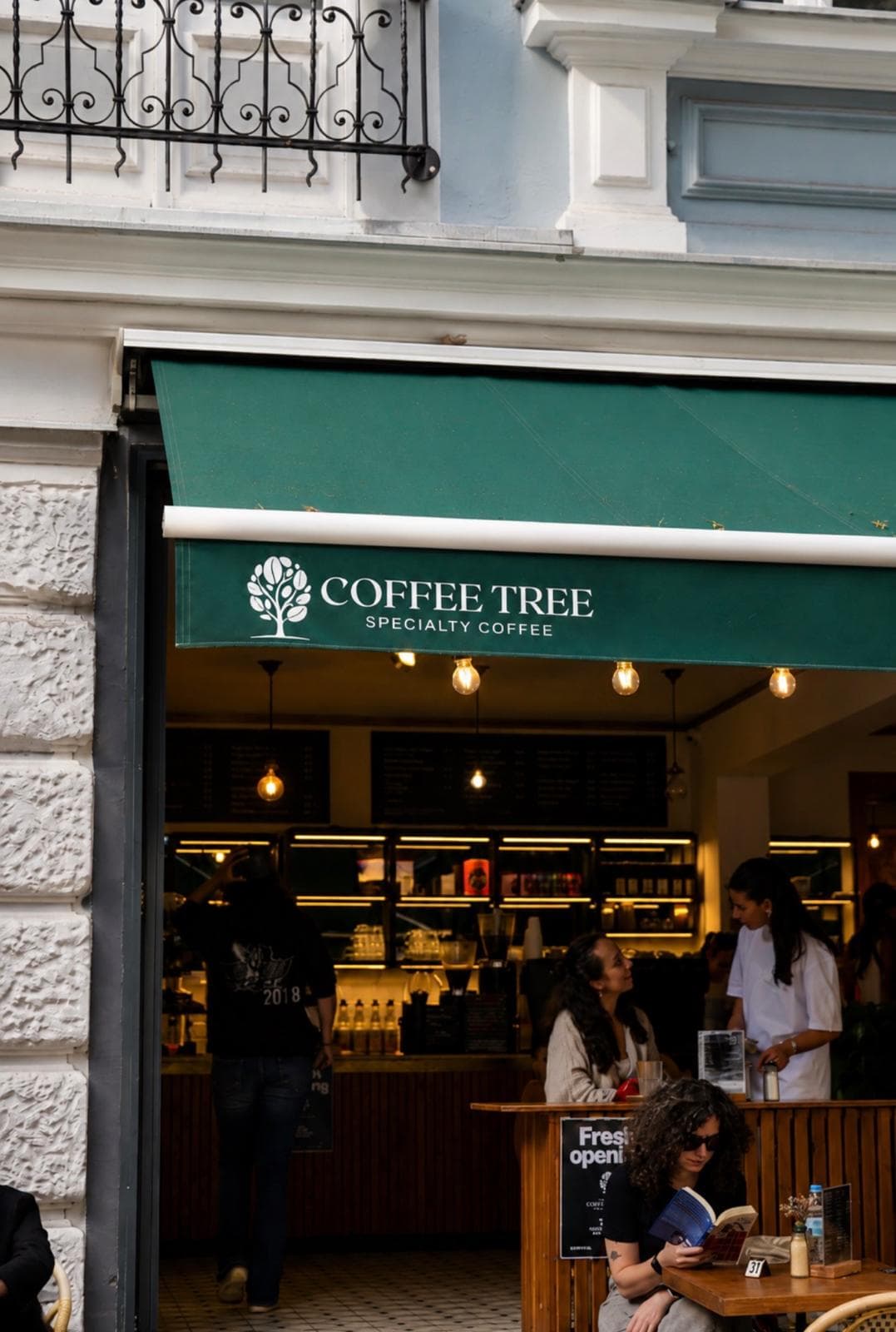 Coffee Tree von außen: grünes Vordach mit Logo in der Goltzstraße